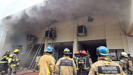 Los Bomberos de Guayaquil atienen un incendio en tres locales comerciales en el centro de la ciudad.