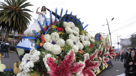Ambato, domingo 16 de Febrero 2026Miles de turistas del país y el mundo disfrutan del desfile tradicional de las Flores, Frutas, con alegorías multicolor, música,etc. Por las principales calles de Ambato. Fotos : API / Roberto Chávez