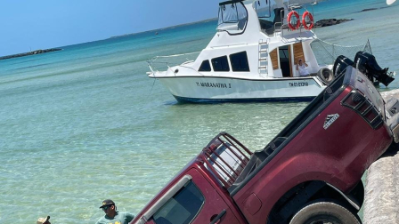 Camioneta cae al mar en muelle de la Isla Isabela en Galápagos