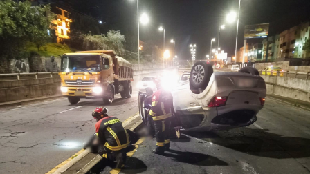 Un vehículo se volcó en la avenida Occidental, este miércoles 18 de febrero de 2026.