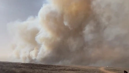 Una enorme columna de humo cubre el cielo mientras el incendio de Ranger Road arde en el condado de Beaver, Oklahoma, el martes 17 de febrero de 2026.
