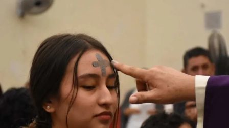 En el Miércoles de Ceniza, los fieles acuden a misa y reciben en la frente una cruz de ceniza, símbolo de arrepentimiento