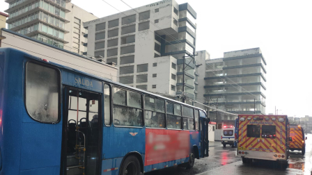 Dos buses de transporte urbano chocaron en el centro de Quito la tarde de este miércoles 18 de febrero del 2026.