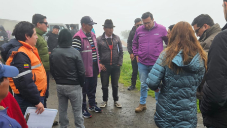 Las autoridades entregaron kits de asitencia humanitaria para la familia damnificada.