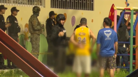 Un grupo de personas fue atacado por hombres armados en un parque fuera de una unidad educativa.