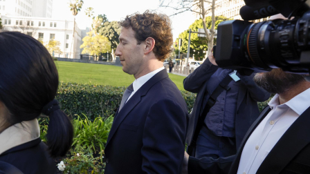 Mark Zuckerberg, el CEO y presidente de Meta, llega a una corte en Los Ángeles, para testificar en un juicio en contra de gigantes de las redes sociales como Instagram y YouTube, acusadas de crear plataformas adictivas y perjudiciales para menores de edad.