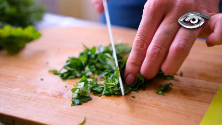 Aunque le temen porque pica, la ortiga ha sido muy utilizada en la medicina tradicional. Hoy la ciencia investiga sus propiedades y efectos en la salud. No es inofensiva: su manipulación exige cuidado, aunque, bien empleada, puede aportar beneficios y abrir nuevas posibilidades, incluso en la cocina.