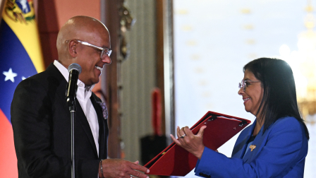 La presidenta interina de Venezuela, Delcy Rodríguez, recibe la ley de amnistía del presidente de la Asamblea Nacional, Jorge Rodríguez, en el Palacio de Miraflores, el 19 de febrero de 2026.