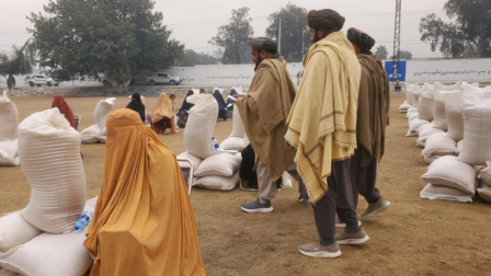 Entrega de ayuda humanitaria en Afganistán, en medio de la preocupación por el nuevo Código Penal que habilita la violencia contra las mujeres.