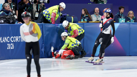 La polaca Kamila Sellier recibe tratamiento tras una caída en los cuartos de final de los 1500 m femeninos de patinaje de velocidad en pista corta de los Juegos Olímpicos de Invierno Milano Cortina 2026, en Milán.