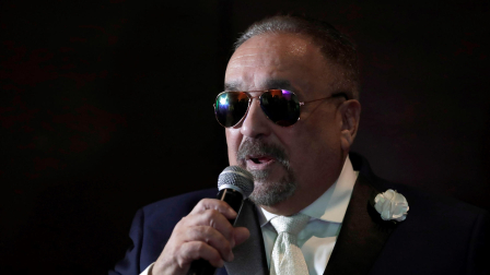 Fotografía de archivo 04 de diciembre de 2019 que muestra al músico y compositor de salsa Willie Colón hablando durante un coloquio en Ciudad de Panamá (Panamá).