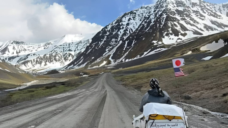 Atsushi Yao, un joven japonés, comenzó su travesía a pie alrededor del mundo en 2022, partiendo desde el norte de Alaska.