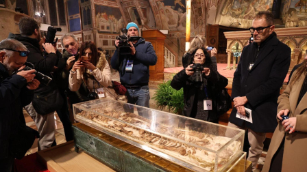 El cuerpo de San Francisco de Asís se exhibe al público por primera vez en la historia en una urna de cristal frente al altar de la Basílica Inferior de Asís.
