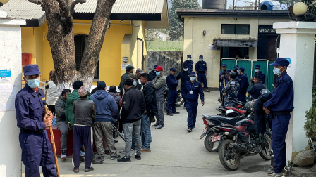 Familiares de las víctimas fallecidas en un siniestro de autobús esperan recibir los cuerpos en un centro de salud en Gajuri, distrito de Dhading, el 23 de febrero de 2026.