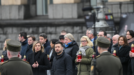 El presidente de Ucrania, Volodymyr Zelensky, junto con líderes mundiales, durante una ceremonia en el monumento a los soldados ucranianos caídos en la Plaza de la Independencia en Kiev, este 24 de febrero de 2026.