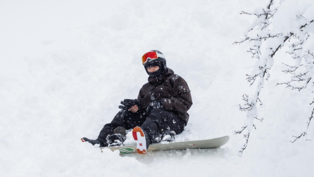 Una persona se sienta en una tabla de snowboard en Central Park durante una ventisca invernal en Nueva York, EE. UU., el 23 de febrero de 2026.