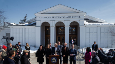El presidente del Comité de Supervisión de la Cámara de Representantes, James Comer (centro), habla con la prensa antes del testimonio programado de la ex primera dama y secretaria de Estado estadounidense, Hillary Clinton