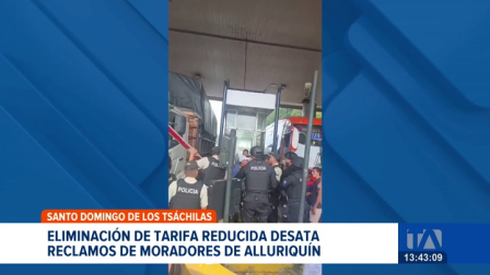 Habitantes y transportistas protestaron por varias horas denunciando falta de socialización; advierten que la medida provocará un alza en el precio de los pasajes.