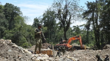 Policías y militares realizan controles en una zona minera de la Amazonía.