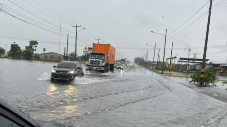 Las lluvias no cesan en Ecuador y han ocasionado inundaciones y desbordamientos de ríos.