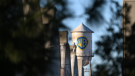 El logo de WB se ve en el exterior de Warner Bros. Discovery dijo el 24 de febrero que recibió una propuesta de adquisición revisada de Paramount Skydance.