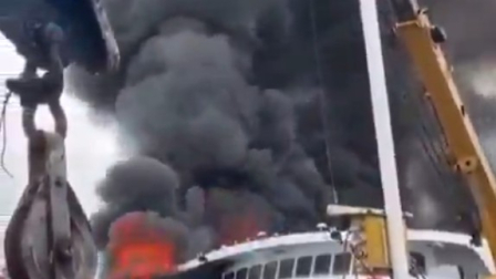 Incendio consume un embarcación en muelle de Posorja, en Guayaquil