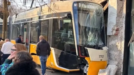 Un tranvía descarriló y se estrelló contra un edificio en Milán el 27 de febrero de 2026.