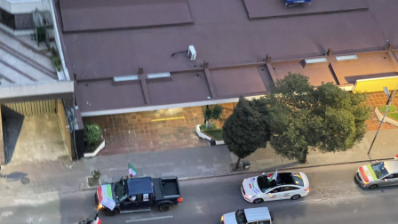 Testimonios y videos difundidos por usuarios muestran a individuos que descendieron de un vehículo y arremetieron contra la sede del centro