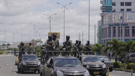 Un grupo de soldados del Grupo de Operaciones Militares de Ámbito Interno "Manabí" recorren la ciudad de Manta en operativos "pedestres" y "móviles", brindando seguridad a los turistas.Fotos: César Muñoz/API