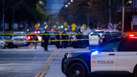 Las fuerzas del orden patrullan una intersección cerca del bar Buford's en el centro de Austin, Texas. Tres personas murieron y otras 14 fueron hospitalizadas tras un tiroteo