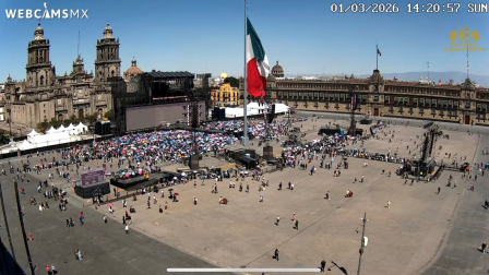 Decenas de personas esperan en la Plaza Zócalo para ver a Shakira en vivo.