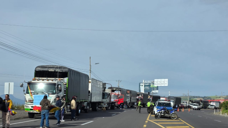 Los transportistas pesados de Carchi protagonizaron una caravana para protestar por la guerra comercial en Colombia.