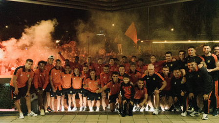 Hinchas del Deportivo Cuenca junto al plantel.
