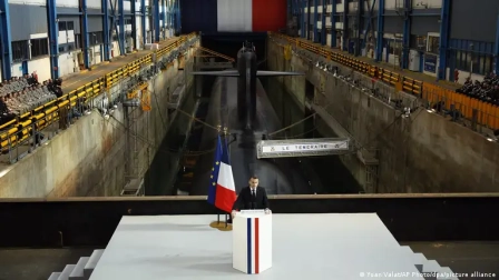 Emmanuel Macron se presentó cantando el himno nacional frente a un submarino.