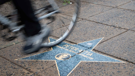 Aparece un "paseo de la vergüenza" con varias personalidades relacionadas con los papeles de Jeffrey Epstein cerca de la Casa Blanca en Washington D. C.