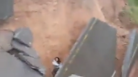 Mujer cae a socavón en El Oro tras perdida de mesa de carretera en Arenillas