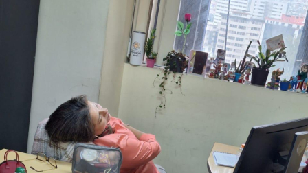 Funcionaria de la Prefectura de Píchincha captada "durmiendo" en su oficina