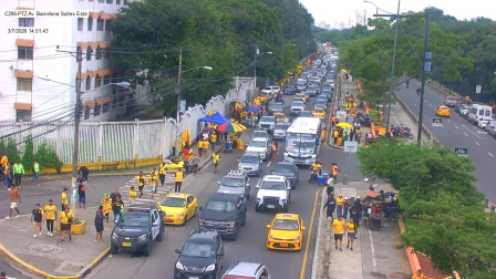 Los hinchas de Barcelona camino al estadio Monumental Banco Pichincha