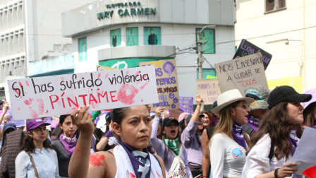 Marcha en conmemoración del 8M, recorre las principales calles del centro histórico de la capital.