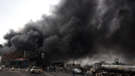 Vista de la entrada principal de la refinería de petróleo Shahran mientras aún se eleva el humo tras el ataque aéreo de anoche en Teherán, Irán, el 8 de marzo de 2026.