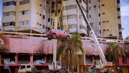 Retirán vehículos atrapados en edificio Multicomercio en Guayaquil