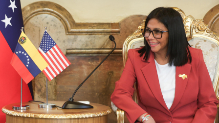 La presidenta encargada de Venezuela, Delcy Rodríguez, asiste a una reunión con el secretario de Interior de Estados Unidos, Doug Burgum, este miércoles en Caracas (Venezuela).