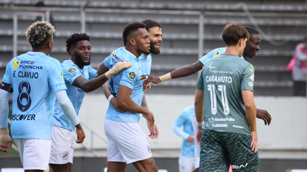 Campeonato nacional de fútbol,  Universidad Católica se enfrenta a Leones FC en el estadio Gonzalo Pozo Ripalda.