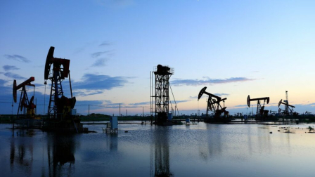 El precio del petróleo se disparó tras la escalada de conflicto en Medio Oriente.