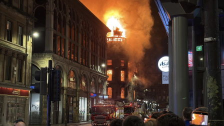 Un enorme incendio provocó el derrumbe de parte del edificio de la estación Glasgow Central Station en Glasgow, Reino Unido.