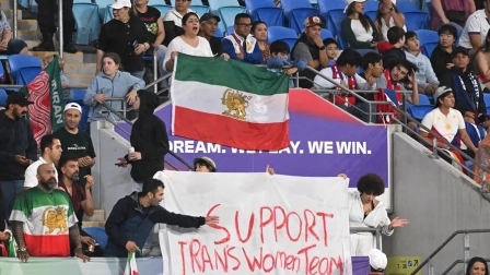 Vista de un cartel de apoyo a las jugadoras de la selección femenina de Irán, el 8 de marzo de 2026, durante la Copa de Asia, que se disputa en Australia.