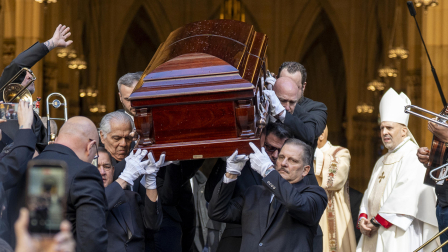 Personas sostienen el féretro del cantante Willie Colón este lunes, al finalizar una misa pública con motivo de su funeral en la Catedral de San Patricio en Nueva York (Estados Unidos).