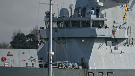 Los miembros de la tripulación (arriba a la derecha) revisan el equipo en el puente del HMS Dragon, un destructor de defensa aérea de la clase Daring Tipo 45 de la Marina Real Británica.
