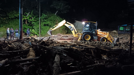Con maquinaria se limpian las zonas afectadas por los deslizamientos y desbordamientos causados por las fuertes lluvias.