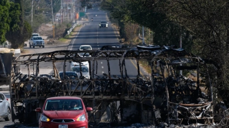 Vehículos pasan junto a un autobús quemado al día siguiente de que el ejército mexicano matara al líder del Cártel Jalisco Nueva Generación, Nemesio Oseguera Cervantes, conocido como “El Mencho”, en Guadalajara, México, el lunes 23 de febrero de 2026.